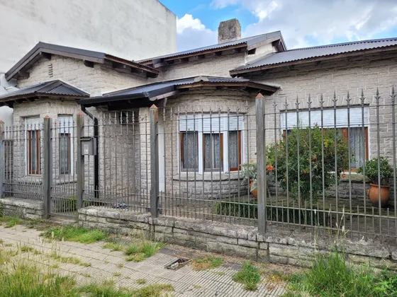 Casa En Alquiler - Apta Destino Profesional O Vivienda - Tres Ambientes Con Patio Jardin Cochera
