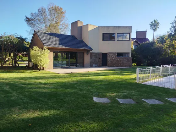 Opotunidad Unica, Casa/quincho En Uno De Los Mejores Y Mas Amplios Lotes Sobre Golf