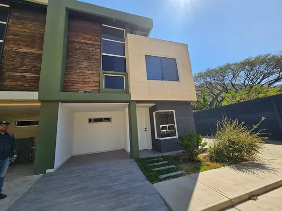 Jeannet Gonzalez Vende  Bello Y Moderno Townhouse En San Diego, El Polvero 