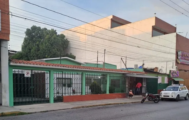 Mayra Lara Rah Tiene En Venta Una Amplia Casa En Pleno Centro De La Ciudad Que Puede Ser Utilizada Con Fines Comerciales O Residencial, Son Casi 1000mts2 De Terreno Propio Y 2 Locales Comerciales. 
