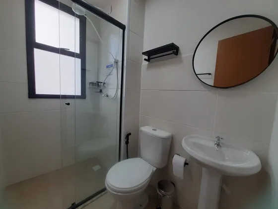 Apto: 2 Quartos, 1 Banheiro, Sala Com Sacada, 1 Vaga