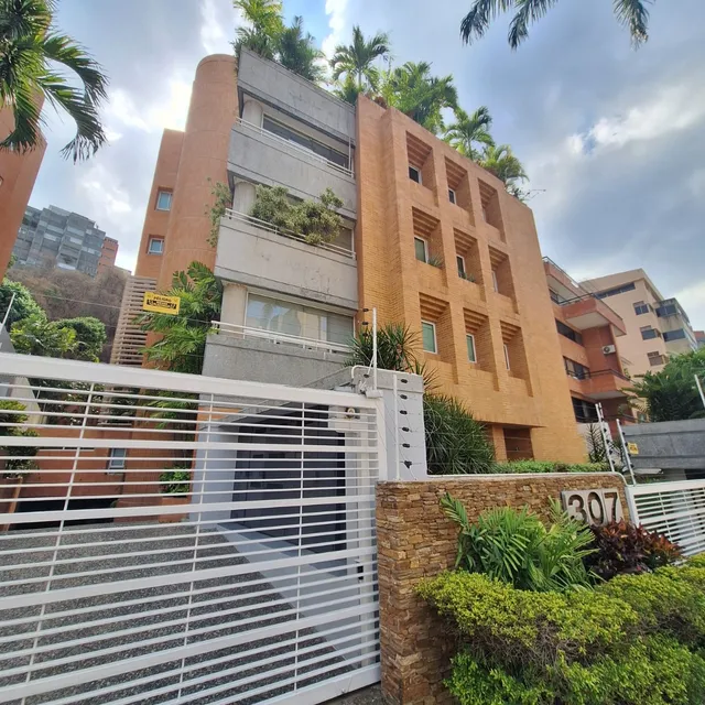 Vendo Bello Apartamento Urbanizacion Las Mercedes. Calle La Cinta. 155 Mts2. Edificio Excelente. 3 Habitaciones. Estacionamientos. Vigilancia.  