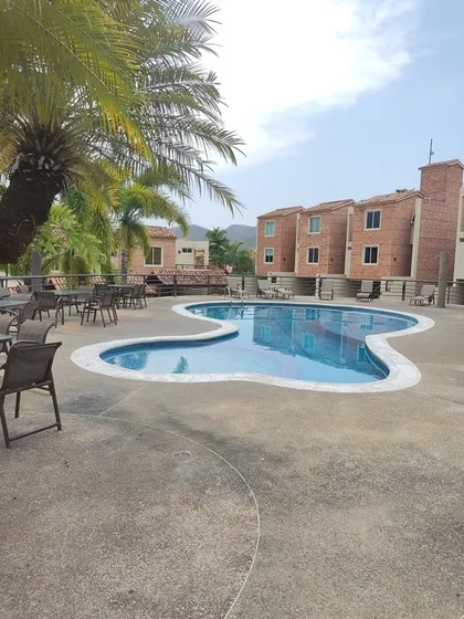 Townhouse En Res. Vistalago, Urb Altos De Guataparo. Vende Lino Juvinao