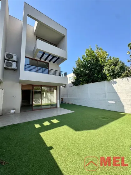 Casa Estilo Townhouse En Venta De 3 Dorm. En Colina