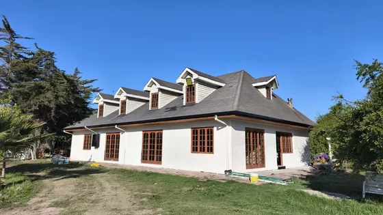 Casa De Dos Pisos Con Quincho Y Piscina