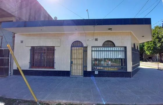 Casa Con Local Moron Sur