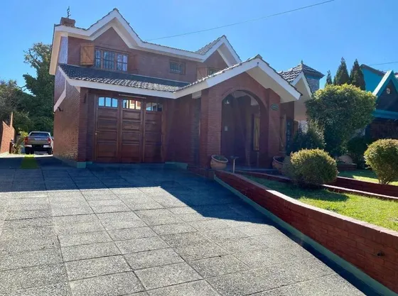 Casa En Venta - 4 Dormitorios 3 Baños - Cochera - 600mts2 - Mar De Ajó