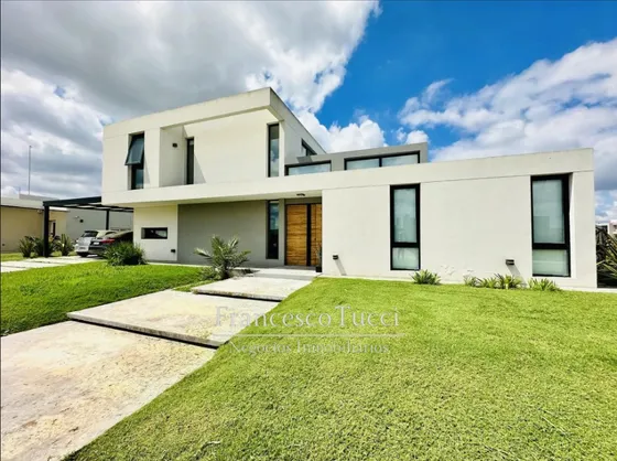 Casa En Venta 5 Ambientes Con Pileta Canning 