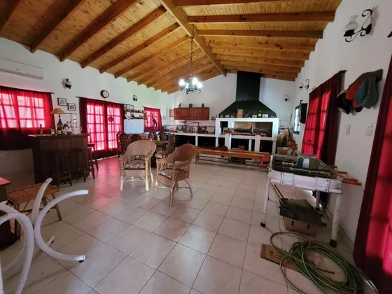 Cantisano Propiedades Vende Excelente Casa Quinta, Amplio Ambiente Con Parrilla!! Muy Buena Zona A Metros De Av.44!! 