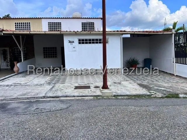 Daniela Linarez Vende Casas Quinta Duplex De 232m2 En Prestigiosa Urbanizacion Al Este De Barquisimeto Muy Elegante Comoda Con Todo Lo Basico Muy Segura                                                