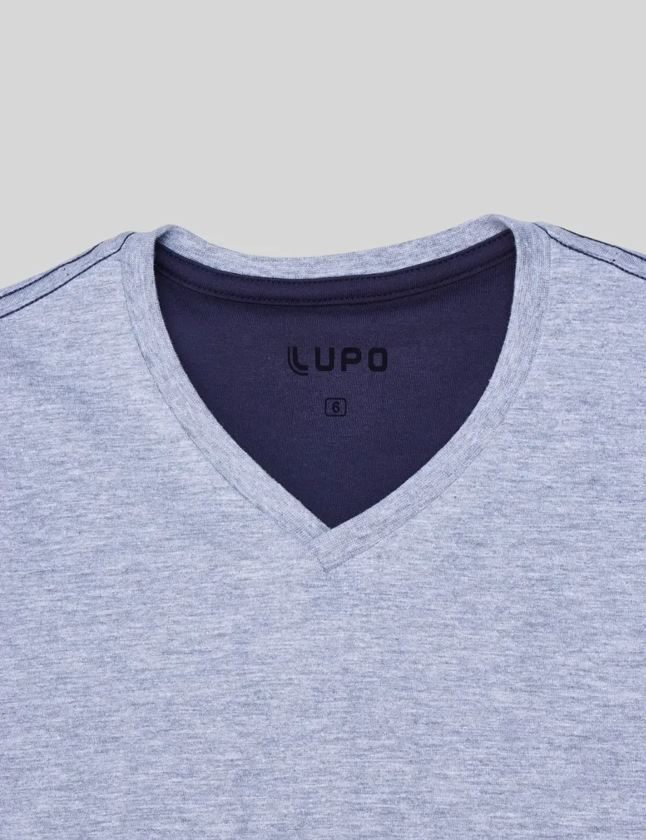 Close-up da gola V da camiseta infantil Lupo cinza mescla, mostrando a etiqueta interna preta com o logo 'LUPO' e tamanho '6'.