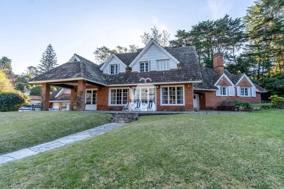 Exclusiva Propiedad En Venta, Con 5 Dormitorios, El Golf, Punta Del Este. - Ref : Pbi13844