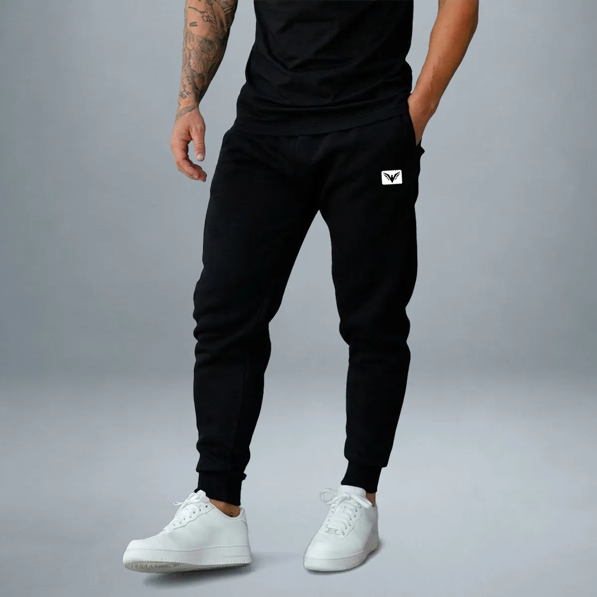 Detalhe aproximado da calça de moletom masculina preta estilo jogger com bolso lateral