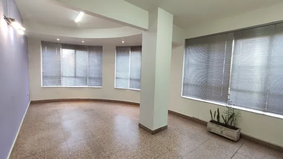 Alquilo Oficina / Consultorio. Haedo Centro. 70 M2. Dueño Directo.