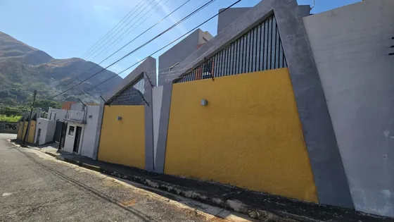 Venta Hermoso Casa   Tonwhouse, Ubicado En Excelente  Zona De Maracay Urb Castaño House Maracay, Obra Limpia Para Remodelar A Su Gusto, Estado Aragua   022js