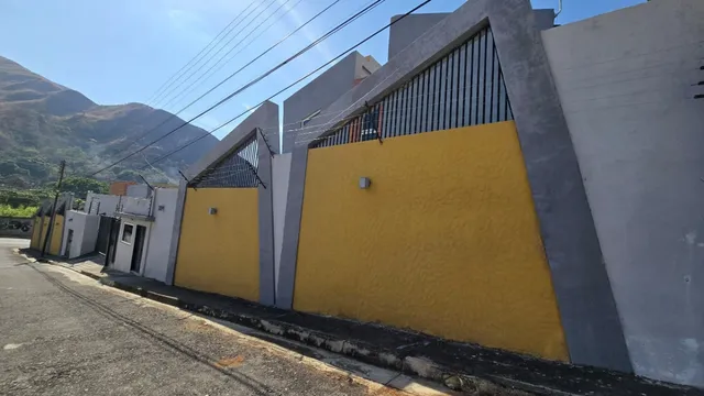 Venta Hermoso Casa   Tonwhouse, Ubicado En Excelente  Zona De Maracay Urb Castaño House Maracay, Obra Limpia Para Remodelar A Su Gusto, Estado Aragua   022js
