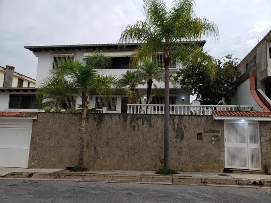 Los Samanes Urbanización Privada Con Vigilancia Espectacular Casa Tanque 17.000lts Excelente Área Social 6 Puestos De Estacionamientos.