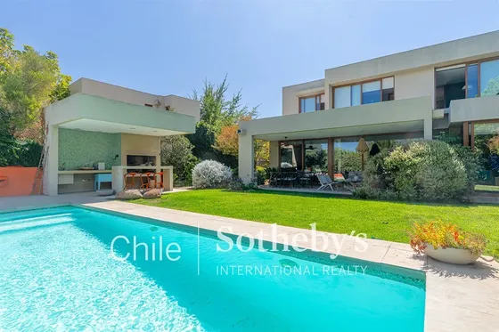 Casa En Venta De 5 Dorm. En Colina