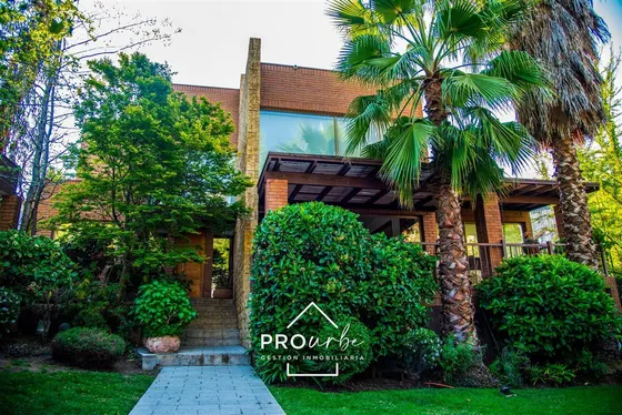 Casa En Venta De 5 Dorm. En Las Condes