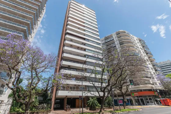 Estupendo Piso En El Reconocido Edificio Torremolinos, La Lucila.