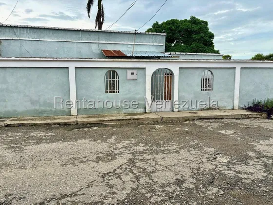 Gisselle Lobo Tiene En Venta Comoda Casa Acogedora De 258m2 Con Mucho Potencial Dispone De Todos Los Servicios Basicos Contactame En Zona Estrategica De Barquisimeto 2 5 2 3 3 3 7                     