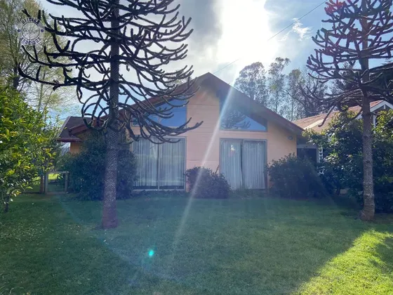 Se Vende Espaciosa Casa De Dos Pisos En La Ciudad De Valdiv.