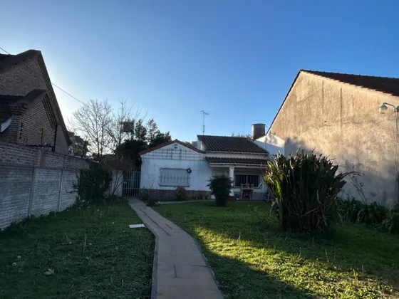 Venta Monte Grande Casa 2 Dormitorios Y Gran Parque! Excelente Ubicación! Apta A Crédito!