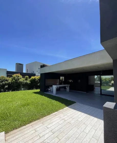 Casa En Venta - 3 Dormitorios 4 Baños - 508mts2 - Benavidez