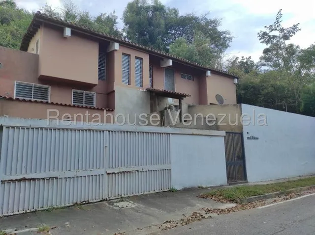 Propiedad En Venta En Terrazas Del Club Hipico, Calle Cerrada Con Vigilancia, Dos Anexos Independientes Muy Amplios, Patio Y Jardín, Espacios Para Remodelar A Su Gusto. Vi Mls #25-19805