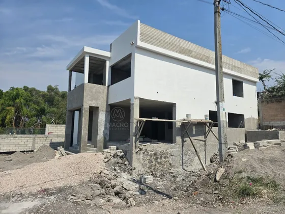 Casa En Venta En Col. Santa Rosa De Dos Niveles Con Alberca