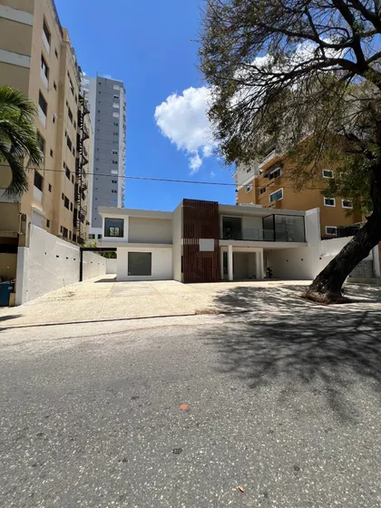 Alquila Local Comercial, Nuevo, En La Julia, Cerca De La Universidad Pucmm.