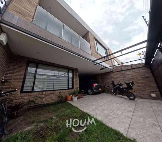 Casa En Barrio La Esmeralda. 4 Habitaciones, 380 M², Id: 154490