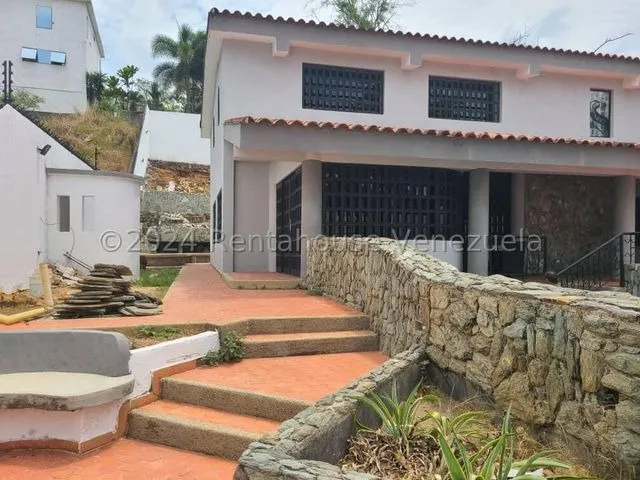 Casa Moderna Totalmente Remodelada, Con Amplios Espacios Iluminados Colinas De Guataparo   24-23018