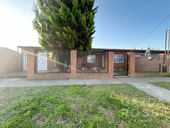 Hermosa Casa Con Piscina En Carlos Spegazzini