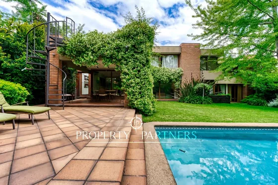 Casa En Condominio Con Gran Terreno Y Ubicación Pr...