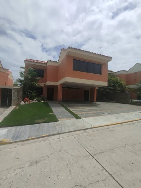 Casa Exclusiva En Lomas Del Country. Guataparo.  Hermosa Y Moderna.  Planta Eléctrica 100%, Pozo Propio, Doble Vigilancia, Piscina, Caney (mer)