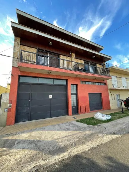 España 1335, Burzaco - Casa En P.a., Apta Varios Fines, Cochera, Jardín Y Pileta