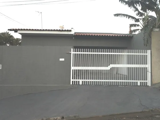 Vende-se Casa, Ótima Localização.