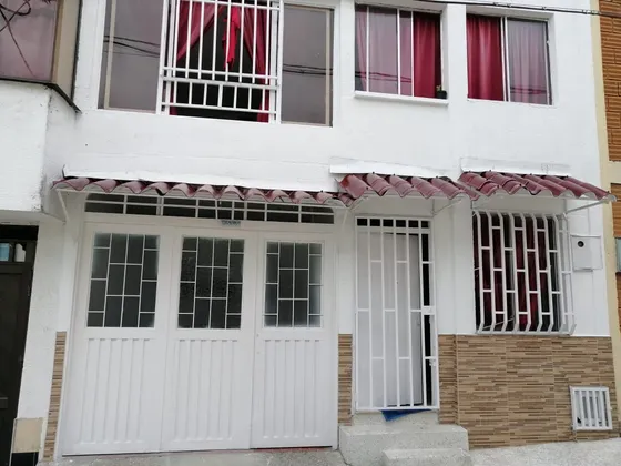 Casa De 2 Pisos Con Garaje 5 Habitaciones 