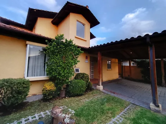 Casa De Dos Pisos 3d + 2b + Servicio Completo