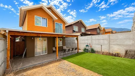 Casa En Venta De 3d + 3b, Las Vizcachas, Puente Alto