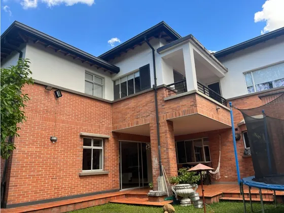 Venta De Casa Con Lote En El Poblado, Sector Padre Marianito