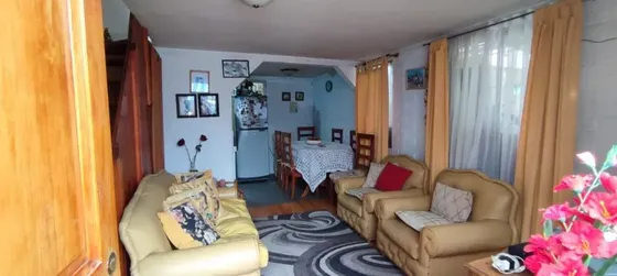 Acogedora Casa De 2 Pisos 2 Dorm. + 1 Baño + Amplio Patio