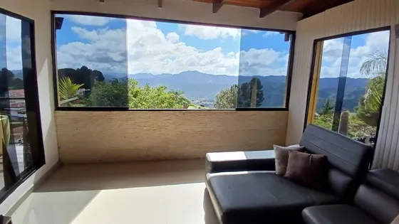 Venta Hermosa Casa Lomas De La Lagunita El Hatillo.  Inf. Ma. Fda. Varela