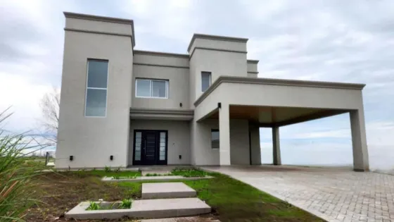 Casa En Venta - 3 Dormitorios 4 Baños - Cocheras - 700mts2 - El Rebenque, Presidente Perón, Guernica