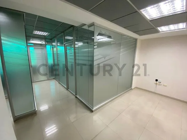Oficina En Alquiler En Lechería. Centro Empresarial Lechería