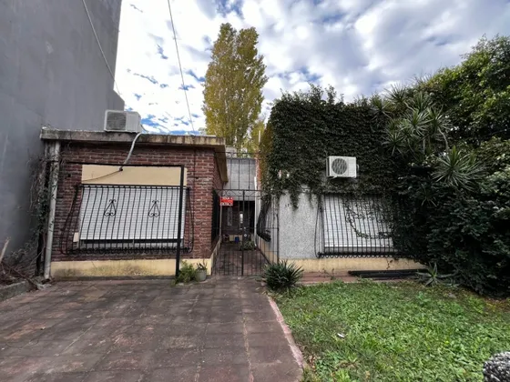Casa De 4 Ambientes Con Cochera Y Patio Con Parrilla