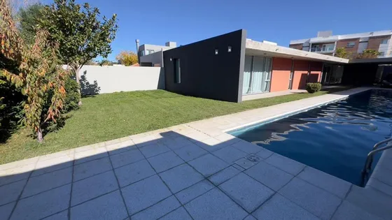 Casa En Venta - 4 Dormitorios 2 Baños 2 Cocheras - Neuquén 