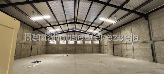 Galpon En Alquiler Barquisimeto Posee Luz Trifasica Tanque De 20.000lts Vigilancia Las 24 Horas Zona Netamente Comercial 25 8298 Soy Gabi Irastorza Comunicate                                          