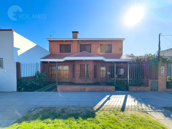 Venta Casa 5 Ambientes Con Parrilla, Pileta Y Cochera En Lomas De Zamora